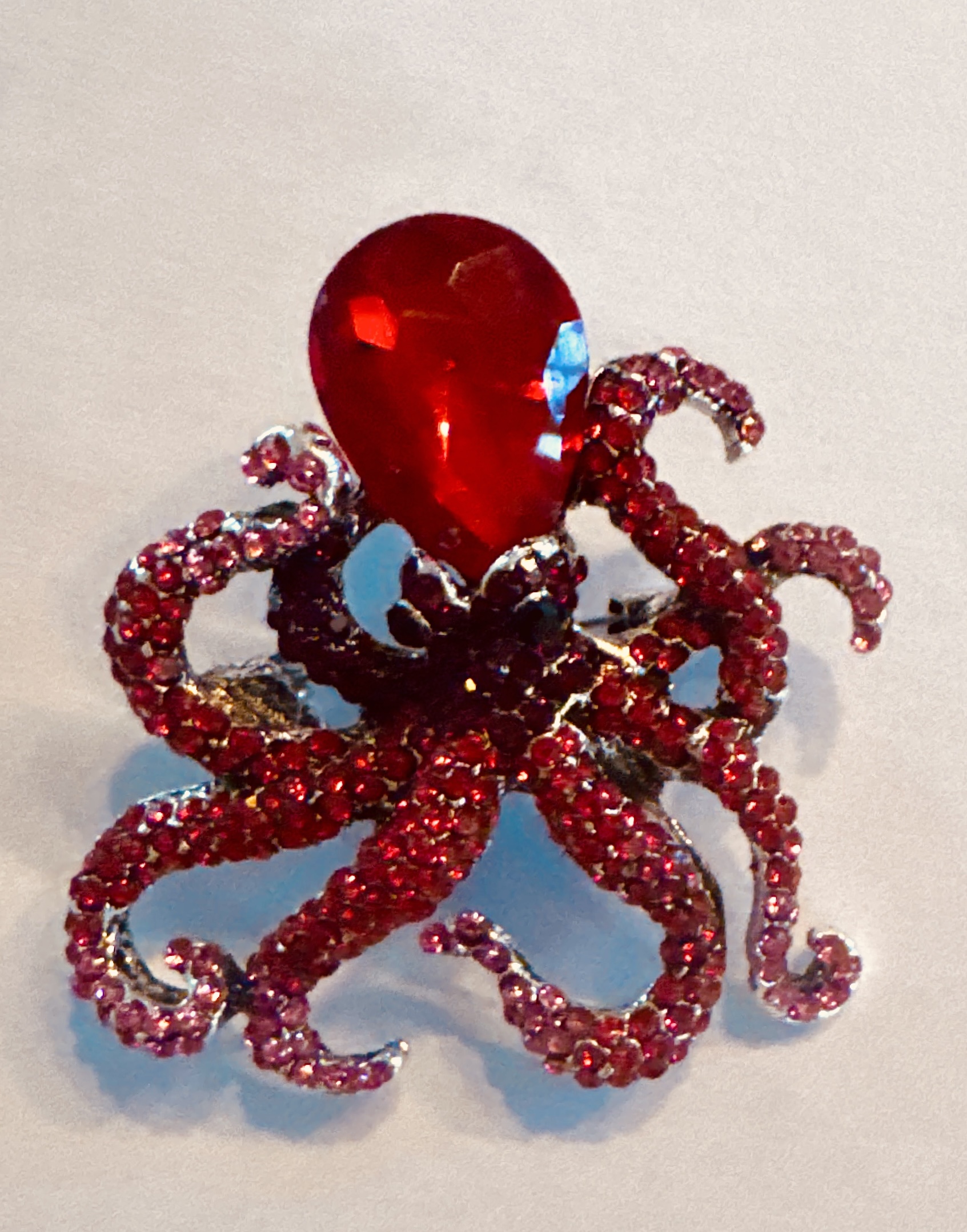Oktopus-Brosche Silber mit Strasssteinen in Rot, Pink & Schimmernden Nuancen